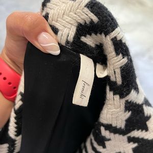 Stylish houndstooth mid-length coat!